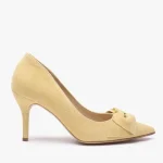 Jasnożółte czółenka z kokardą na szpilce kolor Żółty.