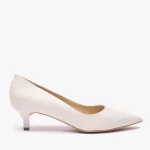 Kremowe czółenka ślubne kitten heels kolor Beżowy.