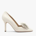 Kremowe ślubne czółenka z kwiatem kolor Beżowy.