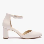 Kremowe ślubne czółenka ze skóry licowej kolor Beżowy.