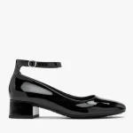 Lakierowane czółenka z zapięciem wokół kostki kolor Czarny.