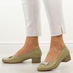 Oliwkowe czółenka damskie na obcasie Jezzi asa200-15 kolor Zielony.