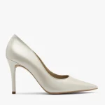 Perłowe czółenka na wysokim obcasie kolor Beżowy.