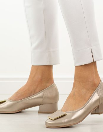 Perłowe skórzane Polskie czółenka damskie na obcasie Góral 1932 kolor Perłowy.