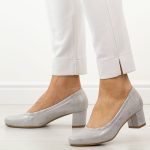 Srebrne czółenka damskie na obcasie M.Daszyński Sa212-1 kolor Srebrny.