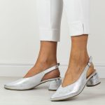 Srebrne skórzane Polskie czółenka damskie na obcasie bez pięty Deoni D1450A kolor Srebrny.