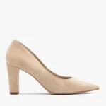 Welurowe czółenka na grubej szpilce kolor Beżowy.