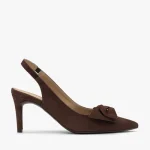 Welurowe czółenka typu slingback z kokardą kolor Brązowy.