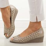 Złote ażurowe czółenka damskie na koturnie Potocki 12755 kolor Złoty.