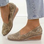 Złote wąż czółenka damskie na koturnie Potocki 12306 kolor Złoty.